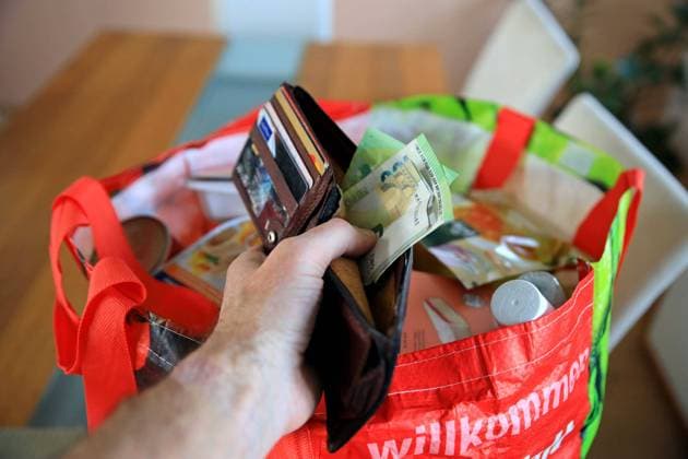 05.01.2025, Linz, AUT, Unterwegs in Oberösterreich, Symbolbild, Themenbild, Verschiedene Themenbilder, Feature, im Bild Teuerung, Lebensmittel, Nahrungsmittel, Einkaufskorb, Inflation, Ernaehrung, Leere Geldboerse, Einkaufstasche, Einkauf, *** 05 01 2025, Linz, AUT, On the road in Upper Austria, symbol picture, theme picture, various theme pictures, feature, in the picture inflation, food, foodstuffs, shopping basket, inflation, nutrition, empty purse, shopping bag, shopping,