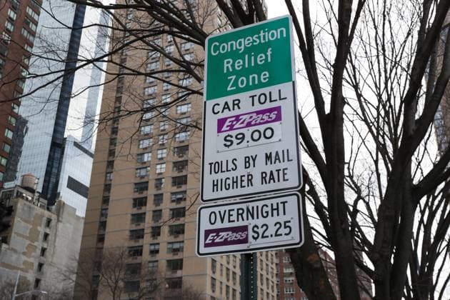 News Themen der Woche KW01 Congestion Pricing in New York City - 05 Jan 2025 A congestion pricing sign seen on Columbus Avenue in New York City. New York City s congestion pricing program, which charges most drivers $9 to enter Manhattan below 60th Street, went into effect at midnight. New York United States Copyright: xPaulxWeaverx xSOPAxImagesx PWeaver-NY-250105-4