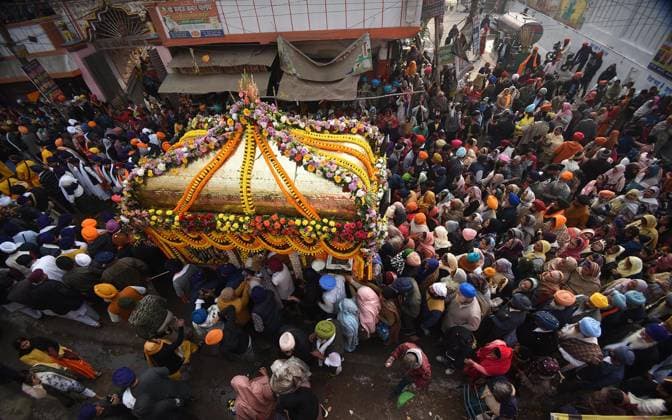 News Themen der Woche KW01 News Bilder des Tages PATNA, INDIA - JANUARY 5: Sikh devotees participate in holy procession Nagar Kirtan to celebrate the 358th birth anniversary Guru Prakash Parv of Guru Gobind Singh Jee Maharaj, the tenth Sikh Guru at Gaighat Gurudwara on January 5, 2025 in Patna, India. (Photo by Santosh Kumar Hindustan Times ) Guru Gobind Singh Jayanti 2025