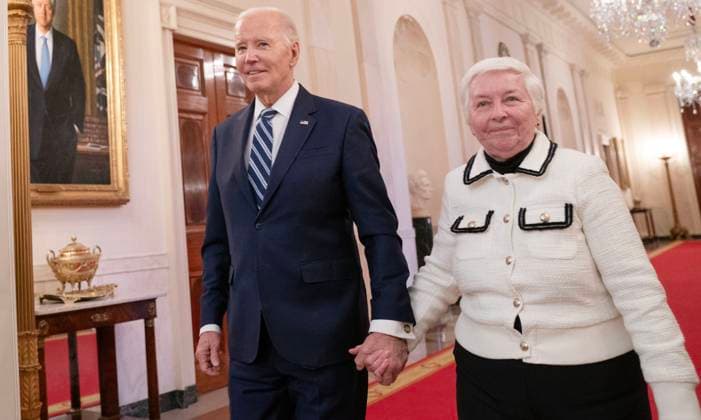 News Themen der Woche KW01 News Bilder des Tages President Joe Biden walks in to the East Room with Bette Marino, President of the Connecticut Chapter of the Alliance for Retired Americans, prior to signing the Social Security Fairness Act in the East Room of the White House on Sunday, January 5, 2025.  WAX20250105814 LeighxVogel