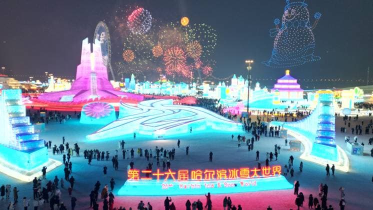 News Themen der Woche KW01 News Bilder des Tages China, Schnee- und Eisfestival in Harbin HARBIN, CHINA - JANUARY 05: Drone light show and firework display illuminate the night sky over the 26th Harbin Ice and Snow World during the 41st Harbin International Ice and Snow Festival on January 5, 2025 in Harbin, Heilongjiang Province of China. The 41st Harbin International Ice and Snow Festival kicked off on January 5 with the theme Dream of Winter, Love among Asia.  Copyright: xVCGx 111540256743