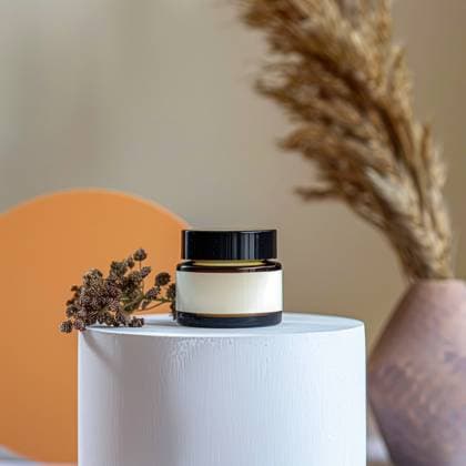 IMAGO Creative, Naturkosmetik Kosmetische Creme in einem Glastiegel. Hautpflege-Konzept. Kosmetische Produkte Hintergrund Kosmetische Creme in einem Glastiegel. Hautpflege-Konzept. Kosmetische Produkte Hintergrund Copyright: xZoonar.com VolhaxHalkouskayax 22590793