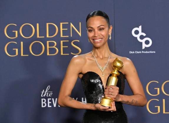 Bilder des Jahres 2025, Entertainment 01 Januar Entertainment Themen der Woche KW01 Entertainment Bilder des Tages Zoe Saldana, winner of Best Performance by a Female Actor in a Supporting Role In Any Motion Picture for Emilia Pérez appears backstage during the 82nd annual Golden Globe Awards at the Beverly Hilton Hotel in Beverly Hills, California on Sunday, January 5, 2025.  LAP20250105480 JIMxRUYMEN
