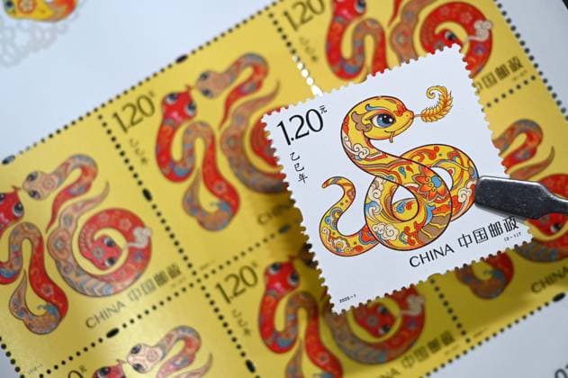 Bilder des Jahres 2025, News 01 Januar News Themen der Woche KW01 News Bilder des Tages China, spezielle Briefmarken zum Jahr der Schlange präsentiert NEIJIANG, CHINA - JANUARY 05: The special stamps marking the Year of the Snake are displayed on January 5, 2025 in Neijiang, Sichuan Province of China. China Post on January 5 unveiled a set of two special stamps to celebrate the upcoming Chinese zodiac Year of the Snake. Inspired by Dunhuang murals and traditional customs, the stamps, integrating the image of the snake with auspicious meanings, released for sale on January 5, 2025.  Copyright: xVCGx 111540210598