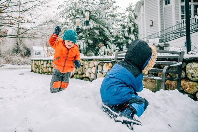 Creative Highlights Symbolbilder Kids having a snowball fight outside North Andover, Massachusetts, United States CR_FKNH250104-1614372-01 ,model released, Symbolfoto