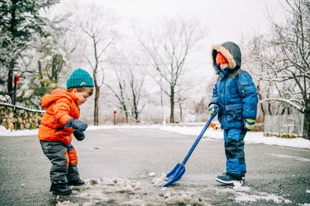 Creative Highlights Symbolbilder Kids shoveling snow on a frosty winter day North Andover, Massachusetts, United States CR_FKNH250104-1614408-01 ,model released, Symbolfoto
