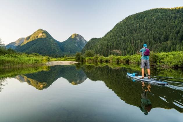 Man paddling SUP on relaxing calm water with mountain view Pitt Meadows, British Columbia, Canada CR_JDIP250104-1587342-01 ,model released, Symbolfoto