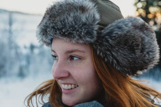 Creative Highlights Symbolbilder Smiling Woman in Faux Fur Hat Outdoors Åre, Jamtland County, Sweden CR_MGUJ250105-1621970-01 ,model released, Symbolfoto
