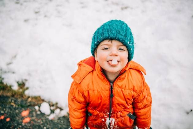 Creative Highlights Symbolbilder Smiling child holding ice on tongue North Andover, Massachusetts, United States R_FKNH250104-1614375-01 ,model released, Symbolfoto