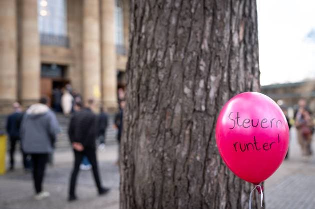 FDP Dreikoenigstreffen in Stuttgart Ballonaktion von den Junge Liberale vor der Oper beim Dreikoenigskundgebung der Freien Demokraten im Opernhaus in Stuttgart Stuttgart Baden-Wuerttemberg Deutschland *** FDP Triennial Meeting in Stuttgart Balloon action by the Young Liberals in front of the Opera House at the Triennial Rally of the Free Democrats at the Opera House in Stuttgart Stuttgart Baden Wuerttemberg Germany