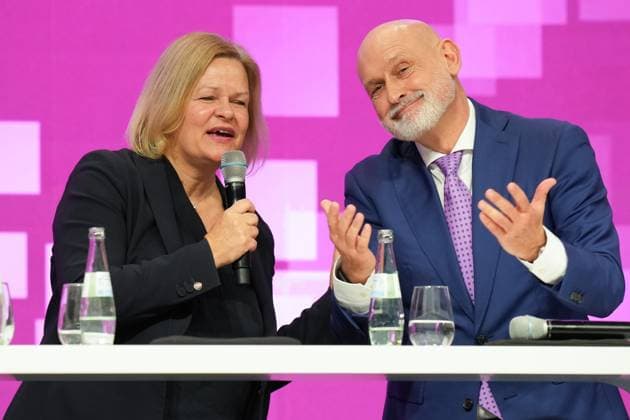 News Themen der Woche KW02 News Bilder des Tages dbb beamtenbund und tarifunion Jahrestagung 2025 Innenministerin Nancy Faeser gemeinsam mit Volker Geyer, dem stellvertretenden dbb Vorsitzenden in einer launigen und sehr geloesten Gespraechsrunde bei der dbb beamtenbung und tarifunion Jahrestagung 2025, Koeln, 06.01.2025 Koeln Nordrhein-Westfalen Deutschland