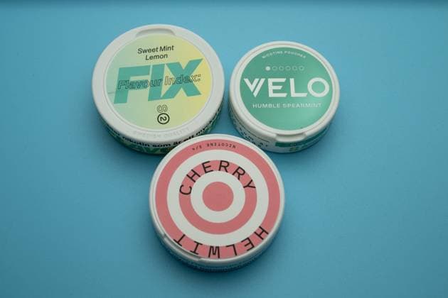 Nikotin-Pouches von Zyn, Velo und Skruf , Deutschland, 06.01.2025, Drei Nikotin-Pouches verschiedener Marken (Zyn, Velo, Skruf) und Geschmacksrichtungen auf einem blauen Hintergrund. Moderne Tabakalternative im Fokus (nur redaktionelle Verwendung). *** Nicotine pouches from Zyn, Velo and Skruf , Germany, 06 01 2025, Three nicotine pouches of different brands Zyn, Velo, Skruf and flavors on a blue background Modern tobacco alternative in focus Editorial use only