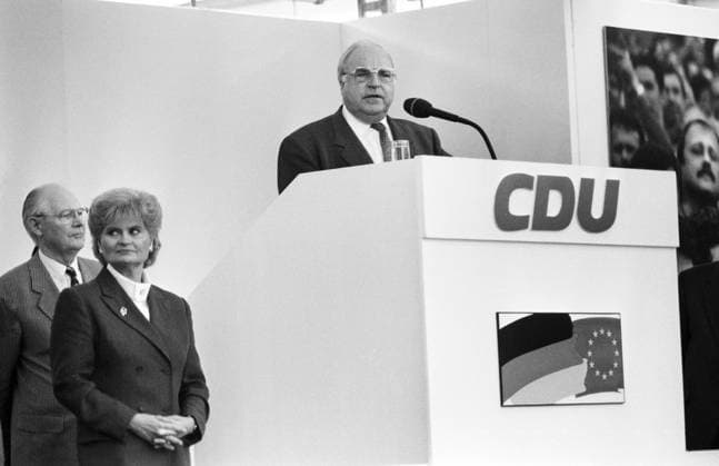Deutschland, Siegburg, 30.09.1994 Archiv.: 49-65-32 CDU-Bundestagswahlkampf Foto: Bundeskanzler Helmut Kohl im Bundestagswahlkampf, links seine Ehefrau Hannelore CDU-Bundestagswahlkampf *** Germany, Siegburg, 30 09 1994 Archive 49 65 32 CDU Bundestag election campaign Photo Federal Chancellor Helmut Kohl in the Bundestag election campaign, on the left his wife Hannelore CDU Bundestag election campaign