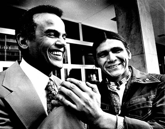 Archivbilder der Woche KW02 Longtime American Indian activist Dennis Banks dies at 80 Singer Harry Belafonte, left, paused outside the St. Paul Federal Building Wednesday with AIM leader Dennis Banks, a co defendant in the Wounded Knee trial, on Aug. 29, 1974. Belafonte, who attended the trial with his family yesterday, said he believes that AIM is in a position similar to that of black civil-rights organizations of the 1960s. What s really on trial here, he said, is the validity of AIM. (Earl Seubert Minneapolis Star Tribune TNS) USA EDITORIAL USE ONLY Copyright: xx 1214579 EarlxSeubertx krtphotoslive807145