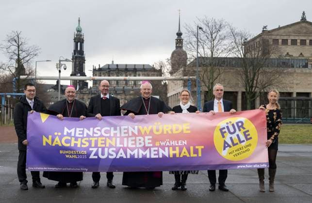 News Themen der Woche KW02 News Bilder des Tages Mit einer am Montag (06.01.2025) in Dresden gestarteten Kampagne wollen die evangelische und katholische Kirche vor der Bundestagswahl fuer Menschenwuerde, Naechstenliebe und Zusammenhalt in der Gesellschaft werben. (Foto: Tobias Bilz, Landesbischof der Evangelisch-Lutherischen Landeskirche Sachsens und stellvertretender Ratsvorsitzender der Evangelischen Kirche in Deutschland (EKD) (3.v.l.); der Bischof von Goerlitz, Wolfgang Ipolt (2.v.l.); der katholische Dresdner Bischof Heinrich Timmerevers (4.v.l.)) Unter dem Motto Fuer alle. Mit Herz und Verstand wird die Bevoelkerung zur Teilnahme an den Wahlen aufgerufen. Es gilt, die Demokratie zu staerken und extremistischen Positionen entgegenzuwirken. Bei der Kampagne sind unter anderem Socia Copyright: epd-bild MatthiasxRietschel epd-Kirchen_Demokratie2-kopieren