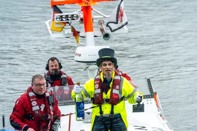 News Themen der Woche KW02 News Bilder des Tages Eiswette, 196. Bremer Eiswettprobe, am Bremer Punkendeich 06.01.2025, die Weser geht, der Schneider muss ein Boot der Deutschen Gesellschaft zur Rettung Schiffbrüchiger (DGzRS) zum Überqueren der Weser nehmen Bremen Punkendeich, Osterdeich Bremen Deutschland *** Ice bet, 196 Bremen ice bet test, at the Bremen Punkendeich 06 01 2025, the Weser goes, the tailor has to take a boat of the German Maritime Search and Rescue Service DGzRS to cross the Weser Bremen Punkendeich, Osterdeich Bremen Germany Eiswette 6.1.25 LR-8357