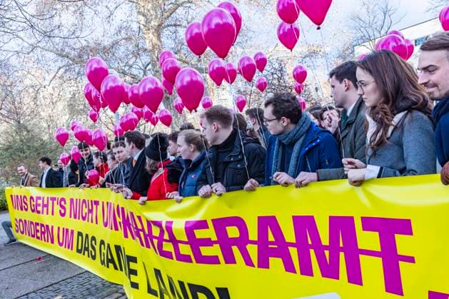 Dreikönigstreffen 2025 der FDP in Stuttgart. Due Nachwuchsorganisation Junge Liberale ließen vor dem Opernhaus Luftballons steigen, auf denen sie ihre politischen Wünsche geschrieben hatten. 06.01.2024: Stuttgart, Baden-Württemberg, Deutschland. *** Epiphany Meeting 2025 of the FDP in Stuttgart Due to the Young Liberals youth organization, balloons were released in front of the opera house on which they had written their political wishes 06 01 2024 Stuttgart, Baden Württemberg, Germany