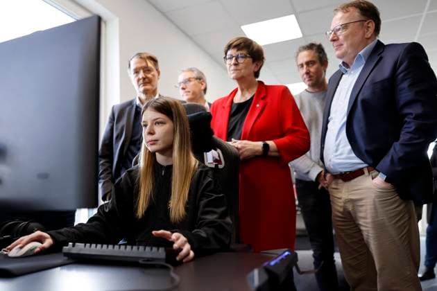 News Themen der Woche KW02 News Bilder des Tages E-Sportlerin Sahriilol (vorne) spielt eine Runde League of Legends (LOL) für Politikerin Saskia Esken (SPD), Bundesvorsitzende der SPD, Bundesgesundheitsminister Karl Lauterbach (SPD) sowie Sportfunktionär Torsten Burmester (Deutscher Olympischer Sportbund, DOSB), OB-Kandidat der SPD für Köln, beim Besuch der esport player foundation zum Wahlkampf Auftakt in Köln. Köln, 06.01.2025 NRW Deutschland *** E Athlete Sahriilol in front plays a round of League of Legends LOL for politician Saskia Esken SPD , Federal Chairwoman of the SPD, Federal Health Minister Karl Lauterbach SPD and sports official Torsten Burmester German Olympic Sports Confederation, DOSB , SPD candidate for Mayor of Cologne, during a visit to the esport player foundatio Copyright: xChristophxHardtx
