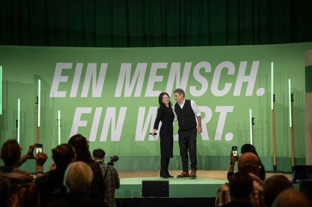 News Themen der Woche KW02 News Bilder des Tages Wahlkampfauftakt Bündnis 90 Die Grünen in Lübeck - Robert Habeck, Bundeswirtschaftsminister und Kanzlerkandidat, mit Annelena Baerbock, Außenministerin;Wahlkampfauftakt Bündnis 90 Die Grünen in Lübeck -, Lübeck Schleswig-Holstein Deutschland Musik und Kongresshalle MuK *** Election campaign kick-off Bündnis 90 Die Grünen in Lübeck Robert Habeck, Federal Minister of Economics and candidate for Chancellor, with Annelena Baerbock, Foreign Minister Election campaign kick-off Bündnis 90 Die Grünen in Lübeck , Lübeck Schleswig Holstein Germany Music and Congress Hall MuK