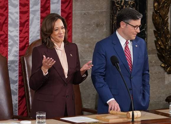 News Themen der Woche KW02 News Bilder des Tages Vice President Kamala Harris stands on the podium with House Speaker Mike Johnson during a joint session of Congress for the counting of electoral votes and certification of President-elect Donald Trump s victory in the 2024 election in Washington DC on Monday, January 6, 2025.  WAP20250106306 BONNIExCASH