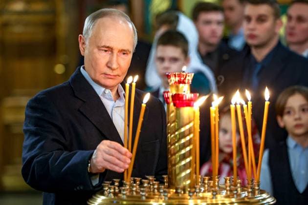 News Themen der Woche KW02 RUSSIA, MOSCOW - JANUARY 6, 2025: Russia s President Vladimir Putin lights a candle during a Christmas Eve service at the Church of St George the Victorious on Poklonnaya Hill. The Russian Orthodox Church celebrates Christmas according to the Julian calendar. Vyacheslav Prokofyev Russian Presidential Press and Information Office TASS  77250601