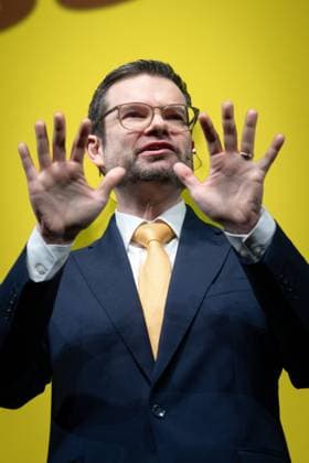 FDP Dreikoenigstreffen in Stuttgart Marco Buschmann, im Portrait bei seiner Rede mit Handflaechen zum Publikum auf der Buehne im Rahmen der Dreikoenigskundgebung der Freien Demokraten im Opernhaus in Stuttgart, Stuttgart, 06.01.2025 Stuttgart Baden-Wuerttemberg Deutschland