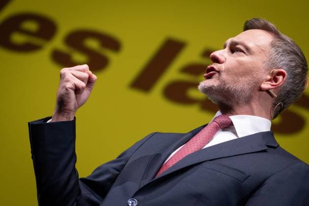 FDP Dreikoenigstreffen in Stuttgart Christian Lindner (FDP) im Portrait bei seiner Rede mit geballter Faust auf der Buehne im Rahmen der Dreikoenigskundgebung der Freien Demokraten im Opernhaus in Stuttgart, Stuttgart, 06.01.2025 Stuttgart Baden-Wuerttemberg Deutschland *** FDP three-king meeting in Stuttgart Christian Lindner FDP in portrait during his speech with clenched fist on stage at the three-king rally of the Free Democrats at the opera house in Stuttgart, Stuttgart, 06 01 2025 Stuttgart Baden Wuerttemberg Germany