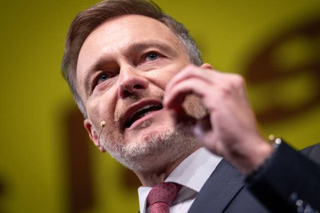 FDP Dreikoenigstreffen in Stuttgart Christian Lindner (FDP) im Portrait bei seiner Rede mit besonderer Geste auf der Buehne im Rahmen der Dreikoenigskundgebung der Freien Demokraten im Opernhaus in Stuttgart, Stuttgart, 06.01.2025 Stuttgart Baden-Wuerttemberg Deutschland *** FDP Three Kings Meeting in Stuttgart Christian Lindner FDP in portrait during his speech with a special gesture on stage at the Three Kings Rally of the Free Democrats at the Opera House in Stuttgart, Stuttgart, 06 01 2025 Stuttgart Baden Wuerttemberg Germany