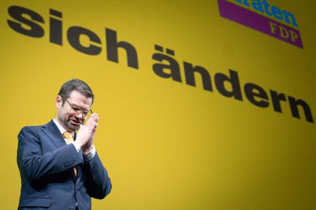 FDP Dreikoenigstreffen in Stuttgart Marco Buschmann, bedankt sich bei Publikum fuer den ueberschwenglichen Applaus nach seiner Rede auf der Buehne im Rahmen der Dreikoenigskundgebung der Freien Demokraten im Opernhaus in Stuttgart, Stuttgart, 06.01.2025 Stuttgart Baden-Wuerttemberg Deutschland *** FDP Three Kings Meeting in Stuttgart Marco Buschmann, thanks the audience for the overwhelming applause after his speech on stage at the Three Kings Rally of the Free Democrats at the Opera House in Stuttgart, Stuttgart, 06 01 2025 Stuttgart Baden Wuerttemberg Germany