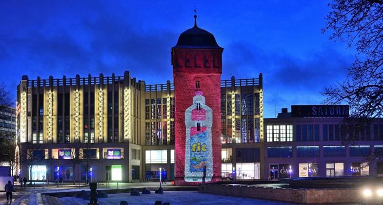 Chemnitz - Europäische Kulkturhauptstadt 2025 07.01.2025 Chemnitz Im Jahr 2025 wird Chemnitz als Kulturhauptstadt Europas eine lebendige Bühne für Kreativität, Geschichte und Gemeinschaft bieten. 0Unter dem Motto C THE UNSEEN zeigt Chemnitz 2025 bislang wenig gesehene Seiten einer ostdeutschen Stadt und Region, die von Wandel, Widerstandsfähigkeit und Neuerfindung geprägt ist. Mit über 1000 Veranstaltungen im Kulturhauptstadtjahr verorten die Menschen aus Chemnitz und der Kulturhauptstadtregion ihre regionalen Geschichten im europäischen Kontext. Präsentiert wird die reiche industrielle Vergangenheit und ihr vielfältiges kulturelles Erbe und gleichzeitig innovative Projekte und Veranstaltungen. Eröffnung ist am 18.Januar Chemnitz_Zentrum_03-0301-25_01