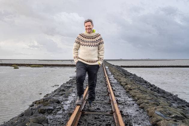 Bilder des Jahres 2025, News 01 Januar News Themen der Woche KW02 News Bilder des Tages Besuch Beltringharder Koog - Wahlkampftermin an der Nordsee - Robert Habeck, Bundeswirtschaftsminister und Kanzlerkandidat, auf einem Damm der Schmalspurbahn zu den Hallifgen;Besuch Beltringharder Koog - Wahlkampftermin an der Nordsee - Robert Habeck, Bundeswirtschaftsminister und Kanzlerkandidat, auf einem Damm der Schmalspurbahn zu den Hallifgen, Beltringharder Koog Schleswig-Holstein Deutschland Wattenmeer *** Visit Beltringharder Koog Election campaign appointment at the North Sea Robert Habeck, Federal Minister of Economics and candidate for Chancellor, on a dam of the narrow-gauge railroad to the Hallifgen Visit Beltringharder Koog Election campaign appointment at the North Sea Robert Habeck, Federal Minister of Economics and candidat