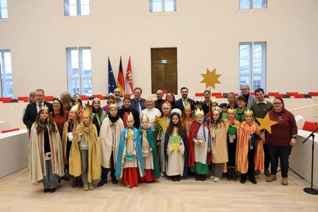 News Themen der Woche KW02 News Bilder des Tages Sternsinger aus den Pfarreien Zur Heiligen Dreifaltigkeit Königs Wusterhausen Eichwalde, Heilige Familie Lübbenau und St. Benno Spremberg Forst besuchen Landtagspräsidentin Ulrike Liedtke (SPD) und Abgeordnete im Plenarsaal des Brandenburger Landtags in Potsdam, 7. Januar 2025. Brandenburg: Landtagspräsidentin Liedtke empfängt Sternsinger