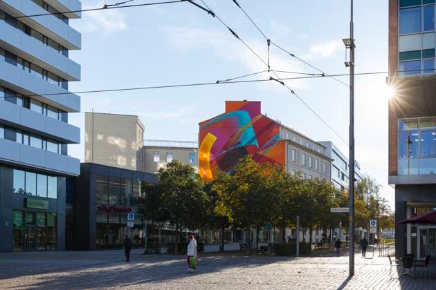 Farbintensives Wandgemälde am Johannisplatz, Projekt zur Kulturhauptstadt 2025, Chemnitz, Sachsen, Deutschland *** Colorful mural on Johannisplatz, project for the Capital of Culture 2025, Chemnitz, Saxony, Germany