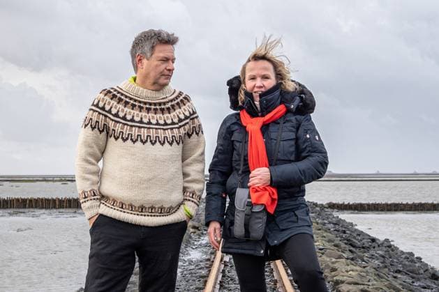 News Bilder des Tages Besuch Beltringharder Koog - Wahlkampftermin an der Nordsee - Robert Habeck, Bundeswirtschaftsminister und Kanzlerkandidat, auf einem Damm der Schmalspurbahn zu den Hallifgen - mit Bundesumweltministerin Steffi Lemke;Besuch Beltringharder Koog - Wahlkampftermin an der Nordsee - Robert Habeck, Bundeswirtschaftsminister und Kanzlerkandidat, auf einem Damm der Schmalspurbahn zu den Hallifgen - mit Bundesumweltministerin Steffi Lemke, Beltringharder Koog Schleswig-Holstein Deutschland Wattenmeer *** Visit to Beltringharder Koog Election campaign event on the North Sea Robert Habeck, Federal Minister of Economics and candidate for Chancellor, on a dam of the narrow-gauge railroad to the Hallifgen with Federal Environment Minister Steffi Lemke Vi