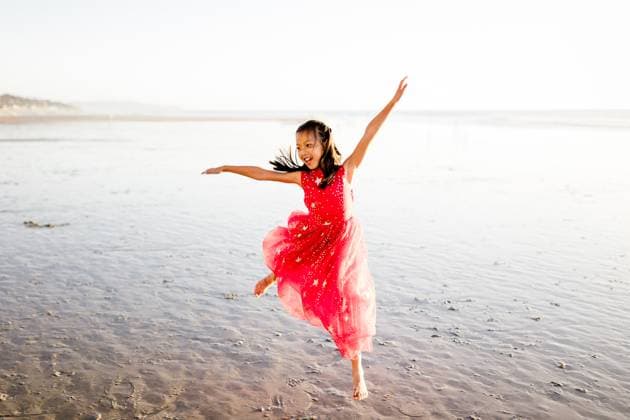 Creative Highlights Symbolbilder Eight Year Old Girl Jumping on Beach at Sunset in San Diego San Diego, California, United States CR_JIDE241228A-1576886-01 ,model released, Symbolfoto