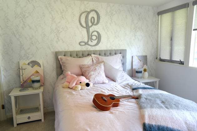 Jill Smokler s midcentury modern home renovation Smokler s daughter has a bedroom decorated with marbled gray wallpaper and pale pink hues. (Lloyd Fox Baltimore Sun TNS) Pikesville MD USA EDITORIAL USE ONLY Copyright: xx 1285518 LloydxFoxx krtphotoslive856864