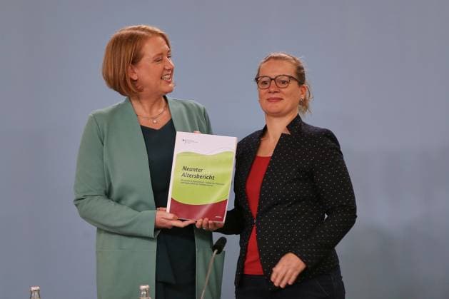 News Themen der Woche KW02 News Bilder des Tages Berlin, Deutschland, 08.01.2025: Familienministerium: Vorstellung Altersbericht zur Lage älterer Menschen: Bundesministerin für Familie, Senioren, Frauen und Jugend Lisa Paus (Bündnis90 Die Grünen) und Martina Brandt, Sozialwissenschaftlerin, Professorin am Lehrstuhl für Sozialstruktur und Soziologie alternder Gesellschaften an der Technischen Universität Dortmund und Leiterin der Sachverständigenkommission zum 9. Altersbericht der Bundesregierung. *** Berlin, Germany, 08 01 2025 Ministry of Family Affairs Presentation of the Ageing Report on the situation of older people Federal Minister for Family Affairs, Senior Citizens, Women and Youth Lisa Paus Bündnis90 Die Grünen and Martina Brandt, social scientist, professor at the Chair of Social Copyright: xdtsxNachrichtenagenturx dts_55025