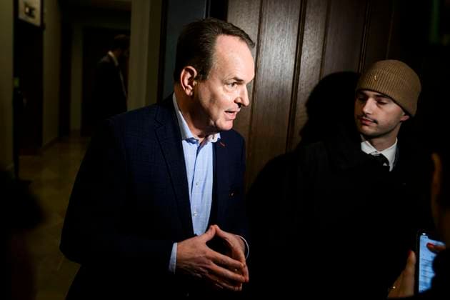 January 8, 2025, Ottawa, On, CANADA: Minister of Employment, Workforce Development and Labour Steven MacKinnon makes his way to a Liberal Party caucus meeting in West Block on Parliament Hill, in Ottawa, Wednesday, Jan. 8, 2025. Ottawa CANADA  - ZUMAc35_ 20250108_zaf_c35_025 Copyright: xJustinxTangx