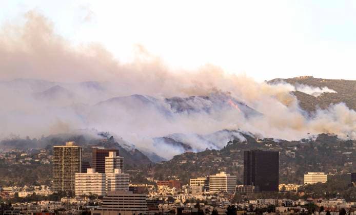 Bilder des Jahres 2025, News 01 Januar News Themen der Woche KW02 January 08, 2025 - Los Angeles, California, USA - The Palisades Fire in Pacific Palisades as seen from the Baldwin Hills Scenic Overlook some 24 hours after the start of the fire. According to the LAFD, the fire now encompasses more than 5,000 acres. Numerous injuries have been reported, and an estimated 1,000 structures have been lost to date. Los Angeles USA - ZUMAce6_ 20250108_zaf_ce6_001 Copyright: xBrianxCahnx