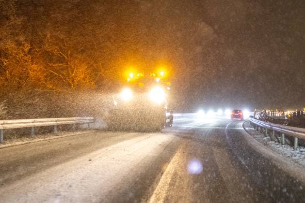 News Themen der Woche KW02 News Bilder des Tages Schneefälle in Hessen Ein Fahrzeug des Winterdienstes fährt auf der Bundesstraße B456., Bad Homburg Hessen Deutschland *** Snowfall in Hesse A winter road maintenance vehicle drives on the B456 federal highway , Bad Homburg Hesse Germany