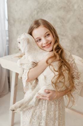 IMAGO Creative, Ostern, Bräuche, Osterbrunch The girl is sitting at the Easter table with cakes, spring flowers and quail eggs and holding a white kid in her arms. Happy Easter celebration, model released, , 46465176.jpg, girl, sitting, Easter, table, cake, spring, flowers, quail, eggs, holding, white, kid, her, arms, Happy, celebration, cakes, Happy Easter, light, hair, dress, long, set, bouquet, egg, springtime, flower, tulip, food, indoors, no people, tradition, easter egg, brunch, crockery, christianity, decoration, meal, dining, festive, holidays, event, lifestyles, celebrate, setting, trendy, decorating, vase, home, tablecloth RECORD DATE NOT STATED