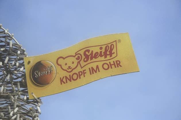 Markenzeichen mit Inschrift Knopf im Ohr von Steiff, Steifftier, Teddybär, Plüschtier, Markenname, Fabrikat, Emblem, Freisteller, Plakette, Steiff Museum, Giengen an der Brenz, Schwäbische Alb, Baden-Württemberg, Deutschland, Europa Trademark with inscription Button in ear by Steiff, Steiff animal, teddy bear, plush toy, brand name, make, emblem, cut-out, plaque, Steiff Museum, Giengen an der Brenz, Swabian Alb, Baden-Württemberg, Germany, Europe Copyright: imageBROKER GeraldxAbele iblgda12083309.jpg