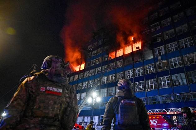 News Themen der Woche KW02 News Bilder des Tages RECORD DATE NOT STATED ZAPORIZHZHIA, UKRAINE - JANUARY 8, 2025 - Police officers watch as they extinguish a fire caused by an air strike by Russian troops on the industrial infrastructure of Zaporizhzhia, southeastern Ukraine Russians attack industrial infrastructure in Zaporizhzhia  Copyright: xDmytroxSmolienkox