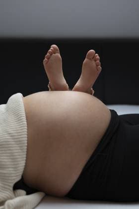 Creative Highlights Symbolbilder Schwangere liegt entspannt, Kinderfüße auf ihrem Bauch, ruhige Atmosphäre Pregnant woman lying relaxed, children s feet on her stomach, calm atmosphere Copyright: imageBROKER ThomasxBaur ibxtba12074936.jpg ,model released, Symbolfoto ,property released