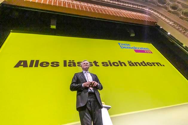 Dr. Hans-Ulrich Rülke MdL, Landesvorsitzender der FDP Baden-Württemberg.Großplakat mit der Aufschrift Alles lässt sich ändern. Dreikönigstreffen 2025 der FDP in Stuttgart. 06.01.2024: Stuttgart, Baden-Württemberg, Deutschland. *** Dr Hans Ulrich Rülke MdL, State Chairman of the FDP Baden Württemberg Large poster with the inscription Alles lässt sich ändern Dreikönigstreffen 2025 der FDP in Stuttgart 06 01 2024 Stuttgart, Baden Württemberg, Germany