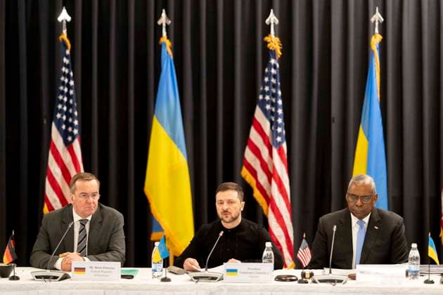 News Themen der Woche KW02 News Bilder des Tages BORIS PISTORIUS, VOLODYMYR ZELENSKY and U.S. Secretary of Defense LLOYD J. AUSTIN III at Ukraine Defense Contact Group (UDCG) meeting at Ramstein Air Base. Rhineland-Palatinate *** BORIS PISTORIUS, VOLODYMYR ZELENSKY and U S Secretary of Defense LLOYD J AUSTIN III at Ukraine Defense Contact Group UDCG meeting at Ramstein Air Base Rhineland Palatinate