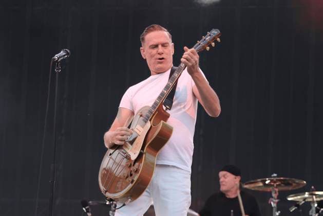 Bryan Adams, Saenger und Gitarrist, im Konzert live im IFA Sommergarten, IFA Messe, Berlin, Berlin