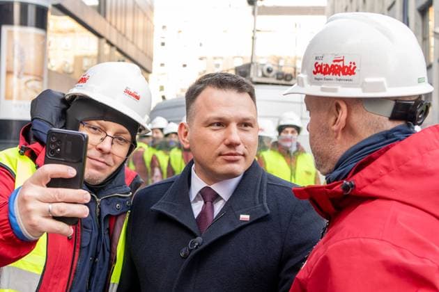 Protest of energy and steel workers against the liquidation of coal-fired power plants and defence of Polish industry in Warsaw - 09 Jan 2025 Slawomir Mentzen leader of the Confederation Liberty and Independence party is seen during the demonstration. Thousands of people gathered in Warsaw to protest against the closure of coal-fired power plants and to defend Poland s industrial sector. The demonstration began outside the headquarters of PGE Polska Grupa Energetyczna and continued with a march to the Ministry of State Assets. Protesters voiced their opposition to the accelerated closure of coal plants, particularly targeting decisions to shut down the Rybnik Power Plant and the Dolna Odra Power Plant. Two petitions were presented during th Copyright: xMarekxAntonixIwanczukx xSOPAxImagesx MAI06902