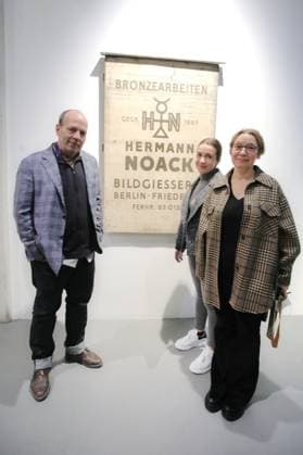 Heinz Mack, Ausstellungseroeffnung, Familie Noack Herrmann Noack, Lisa Noack und Frau Anna Bogouchevskaia, Bildgiesserei Hermann Noack GmbH zeigt Bronzeskulpturen des Kuenstlers in der familieneigenen Giesserei, Giesserei Noack GmbH, Am Spreeboard, Berlin, Berlin Deutschland, Germany *** Heinz Mack, Exhibition opening, Family Noack Herrmann Noack, Lisa Noack and Woman Anna Bogouchevskaia, Picture foundry Hermann Noack GmbH shows Bronze sculptures of Artists in the family owned Foundry, Foundry Noack Ltd, on Spreeboard, Berlin, Berlin Germany, Germany
