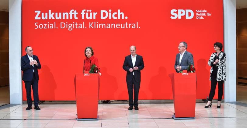 Norbert Walter-Borjans, SPD-Parteivorsitzender, Malu Dreyer, Ministerpraesidentin Rheinland-Pfalz, Olaf Scholz, SPD-Kanzlerkandidat, Andreas Stoch, SPD-Spitzenkandidat BaWue, Saskia Eskens, SPD-Parteivorsitzende, bei der Pressekonferenz zu den Ergebnissen der Landtagswahlen in Baden-Wuerttemberg und Rheinland-Pfalz, im Willy Brandt Haus in Berlin, Berlin Deutschland, Germany *** Norbert Walter Borjans, SPD Party Chairman, Malu Dreyer, State Premier Rhineland Palatinate, Olaf Scholz, SPD Candidate for chancellor, Andreas Stoch, SPD Top candidate BaWue, Saskia Eskens, SPD Party chairwoman, at the Press conference to the Results the State Parliamentary Elections in Bathing Wuerttemberg and Rhineland Palatinate, at Willy Brandt Hou